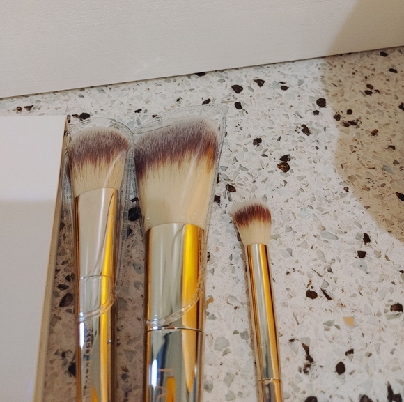 True + Luscious Lucky Glow Bronze and Highlight Palette & Makeup Brush Set!! - Picture 7 of 7